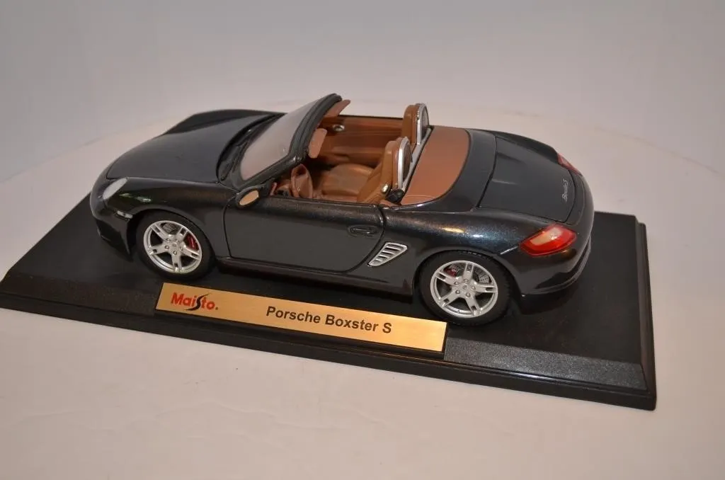 Maisto 1/18 scale die-cast model of a Porsche