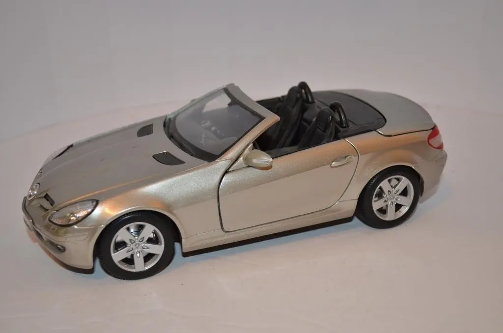 Maisto 1:18 scale diecast model of a Mercedes-Benz