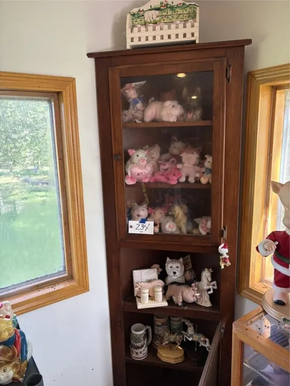 Corner Cabinet w/Pig D�cor