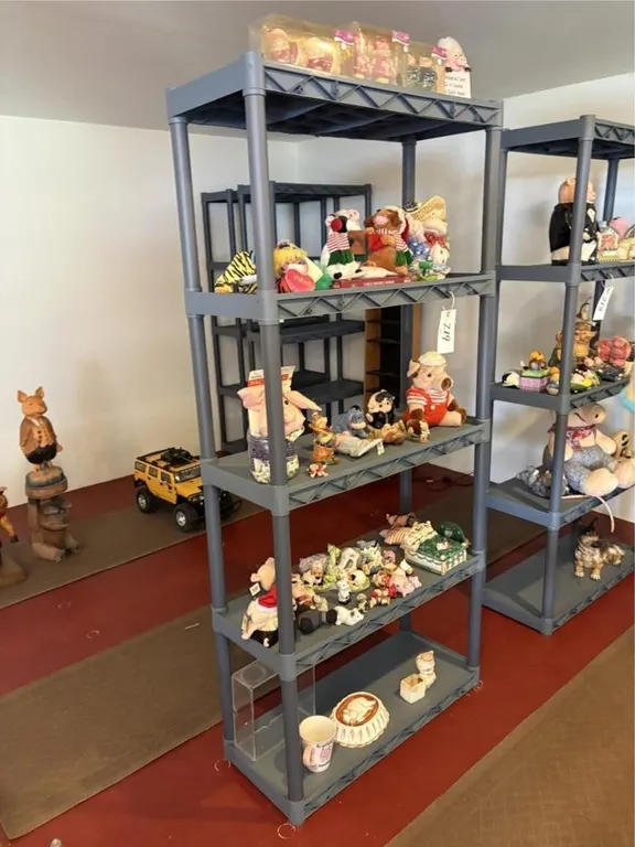 Shelf & Contents. Pig D�cor