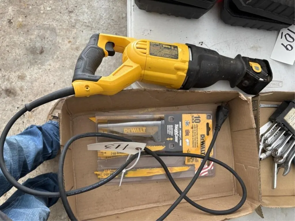 Dewalt DWE305 Sawzall & Blades