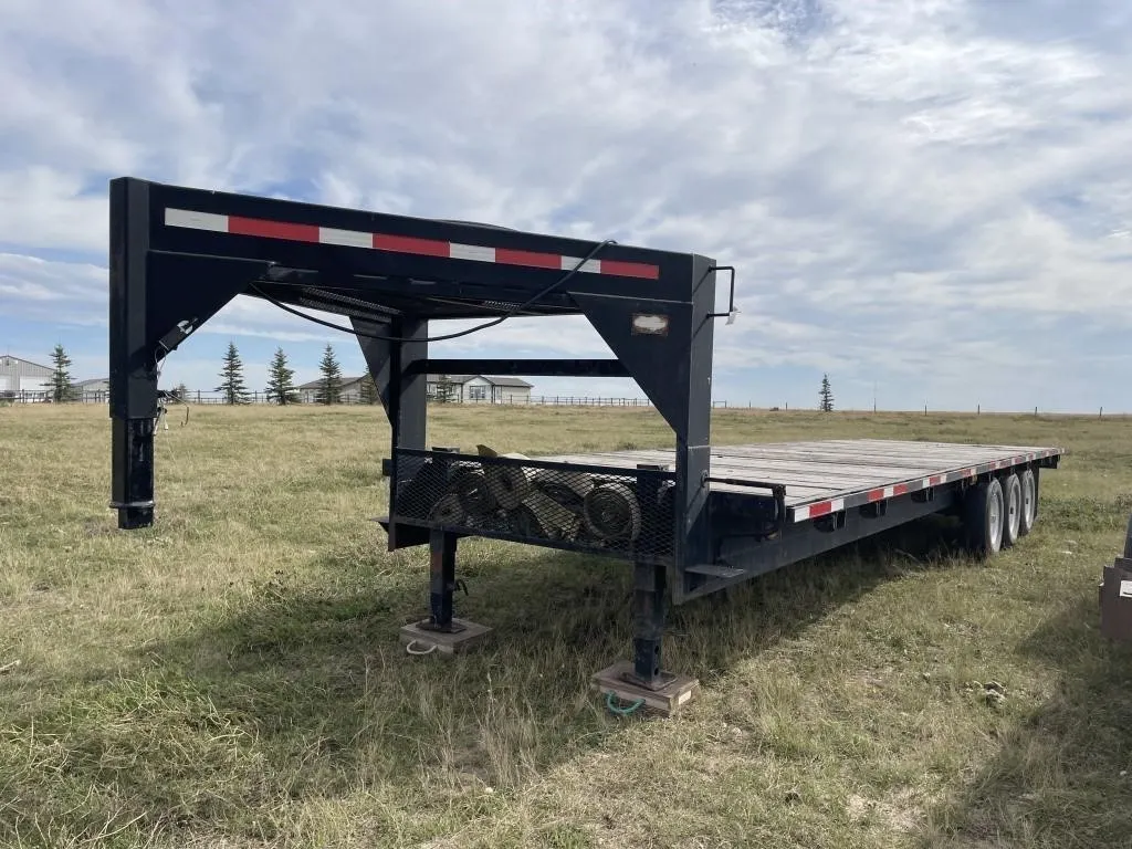 2003 30' Bluesky Triple Axle Gooseneck Trailer