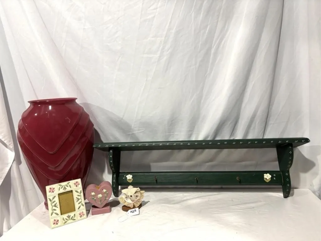 1980's decor (heart, frame, green shelf, vase...)