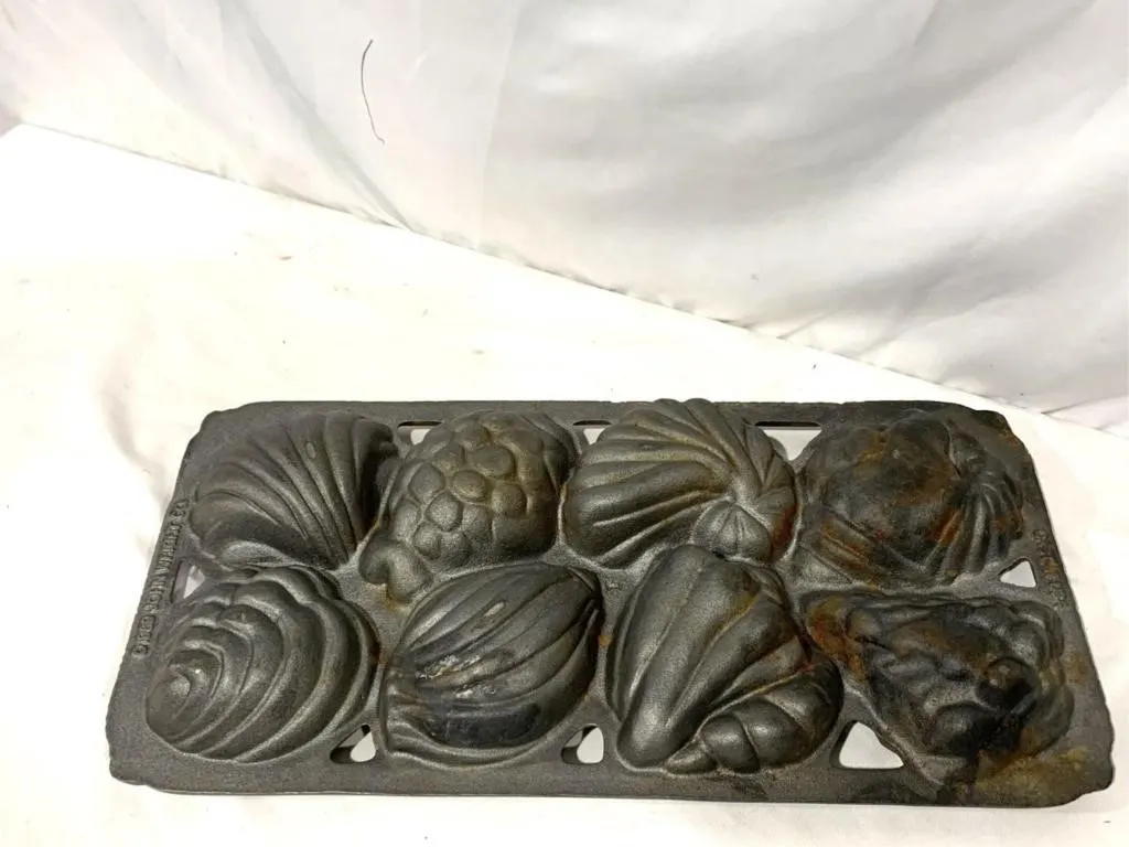 Vintage cast iron shell shaped pan, John Wright