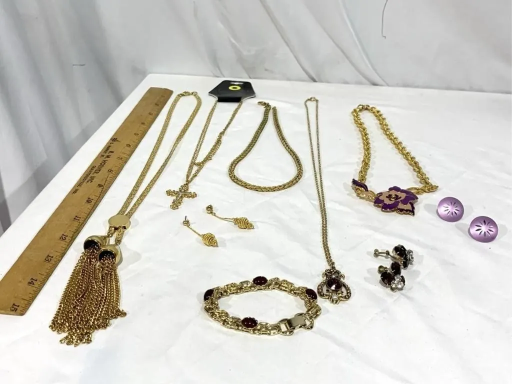 Vintage costume jewelry, necklaces and clip