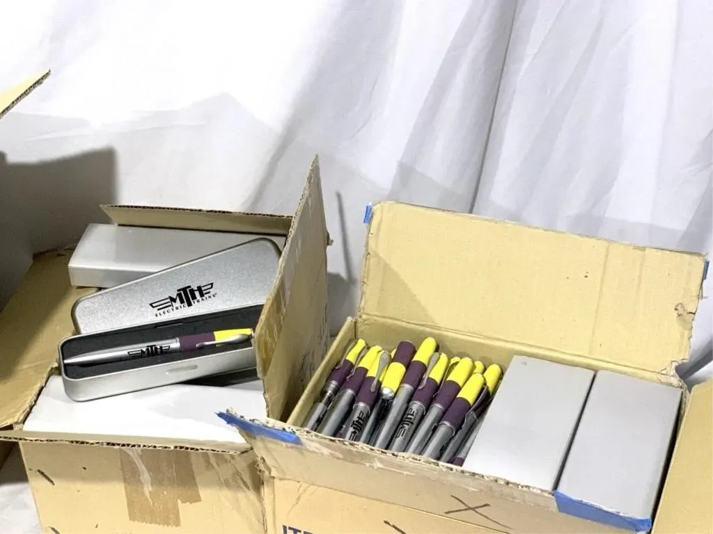 MTH electric train yellow & purple pens (pens do