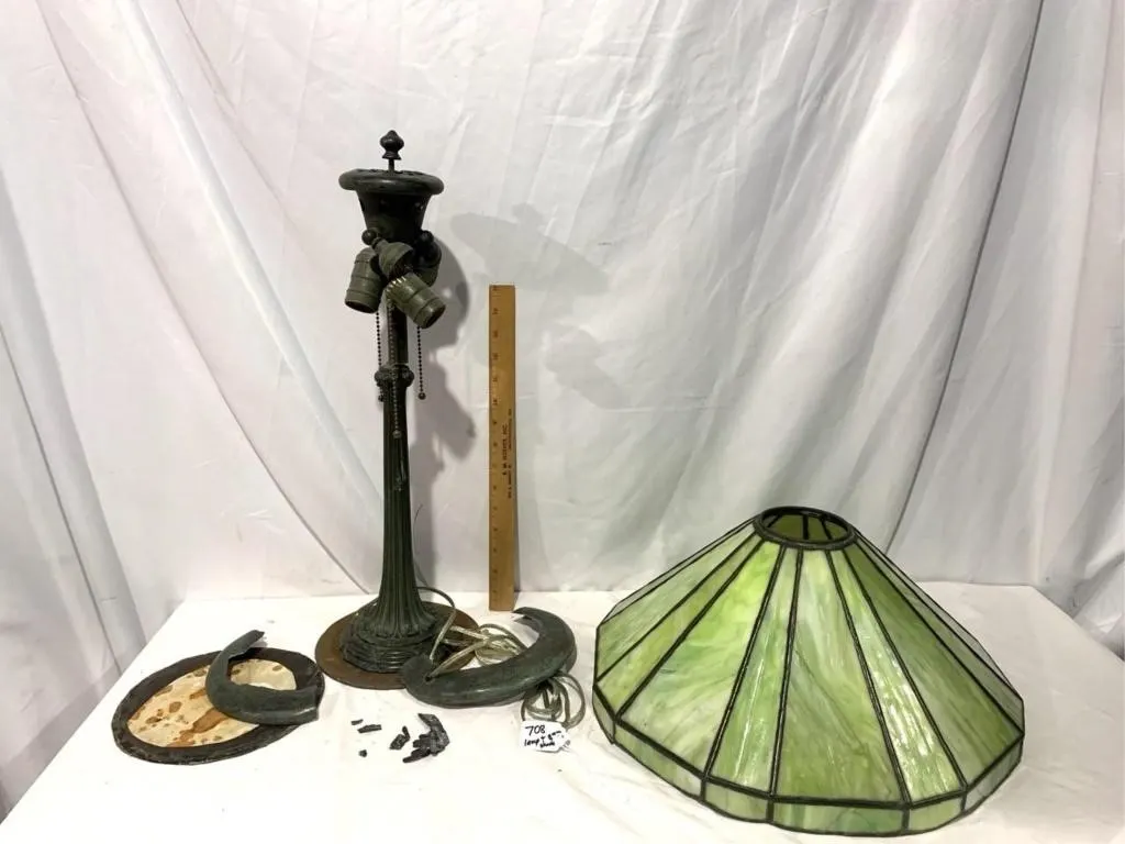 Tiffany-Style Slag Glass Table Lamp � Green
