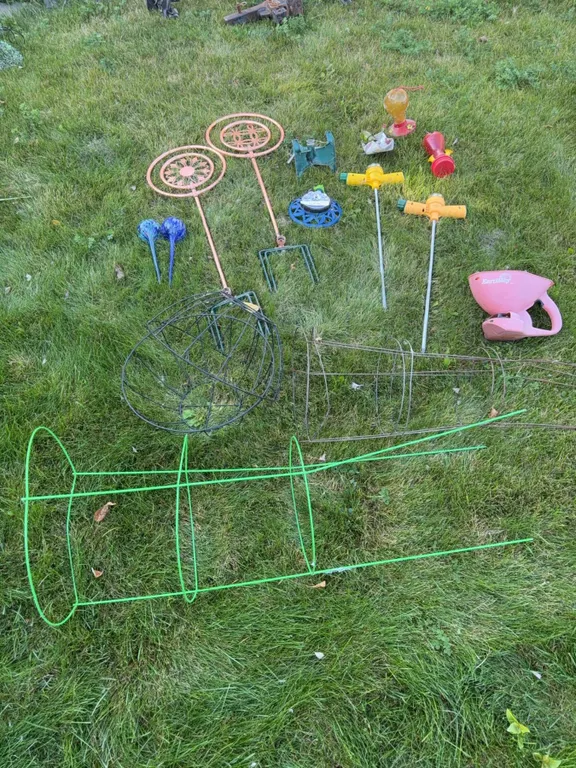 Garden Decor, Watering Stakes, Feeders, Sprinklers