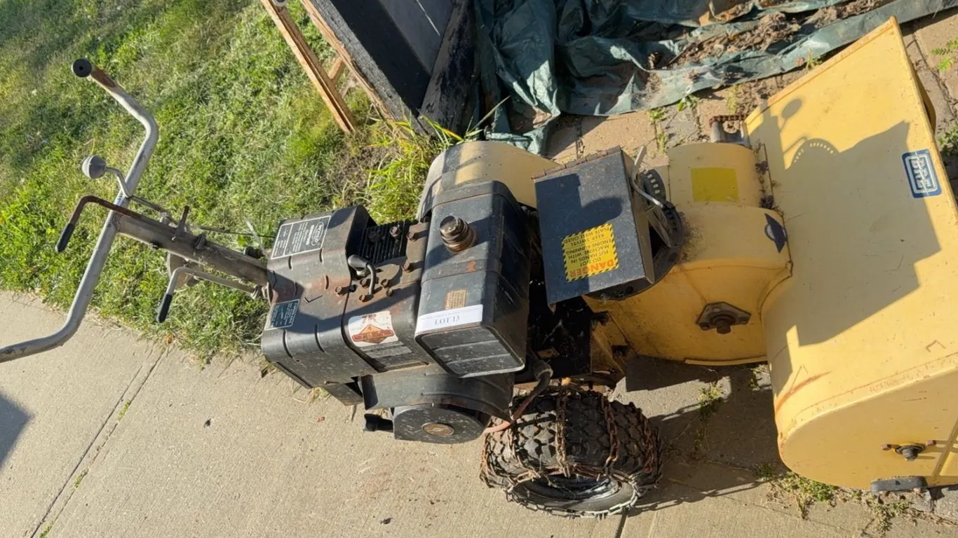 Bobcat SnoThrow Snowblower 7HP Briggs & Stratton