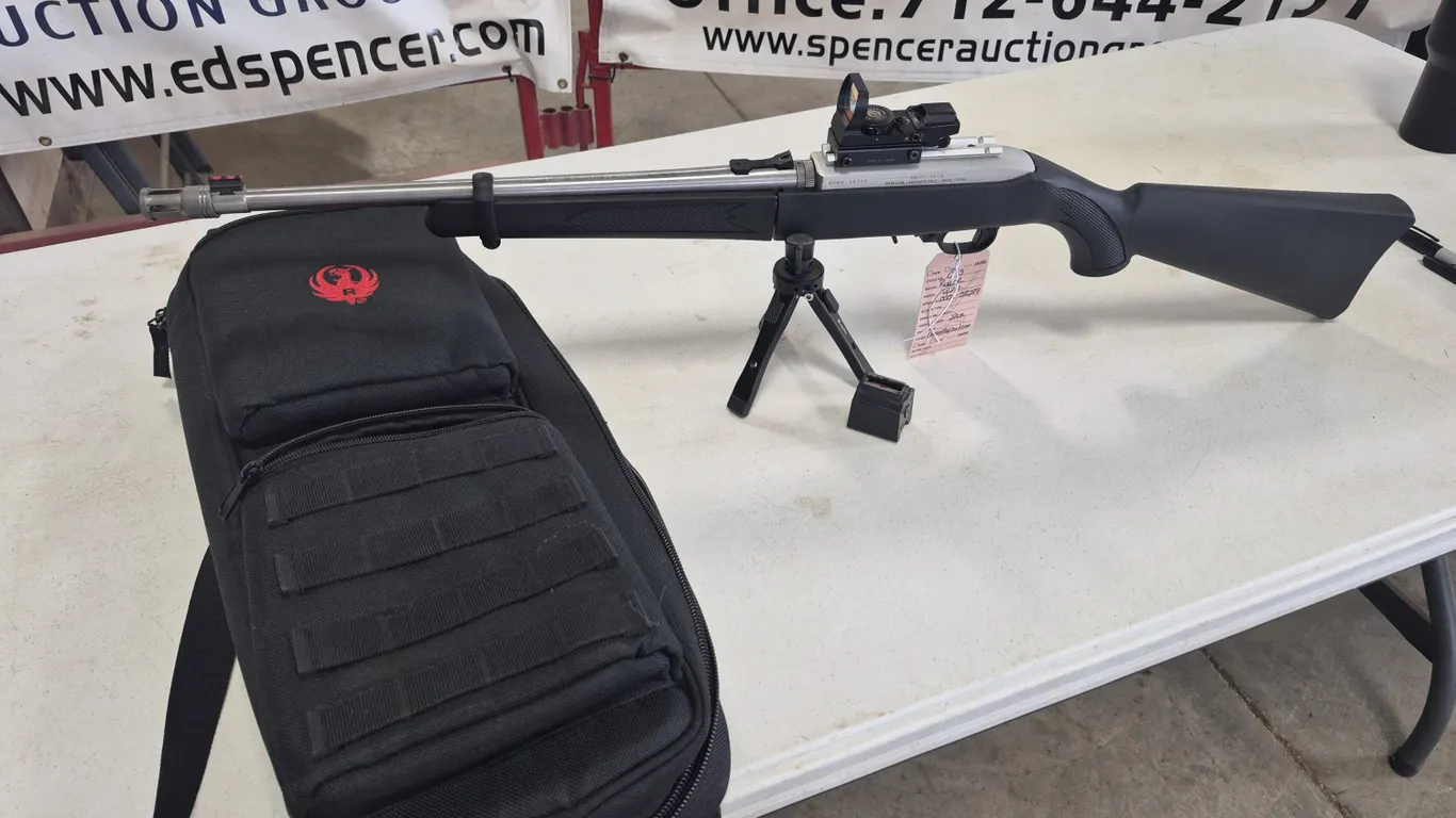 Ruger 10/22 Takedown, Threaded barrel 22LR, 1 mag, Soft Case, Red dot