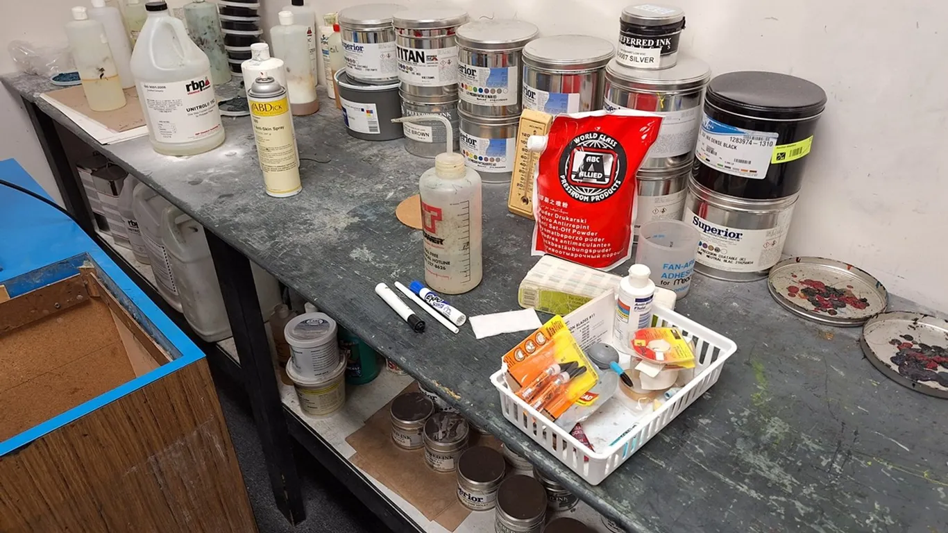 Assorted Offset Mixing Ink on 2 Shelves
