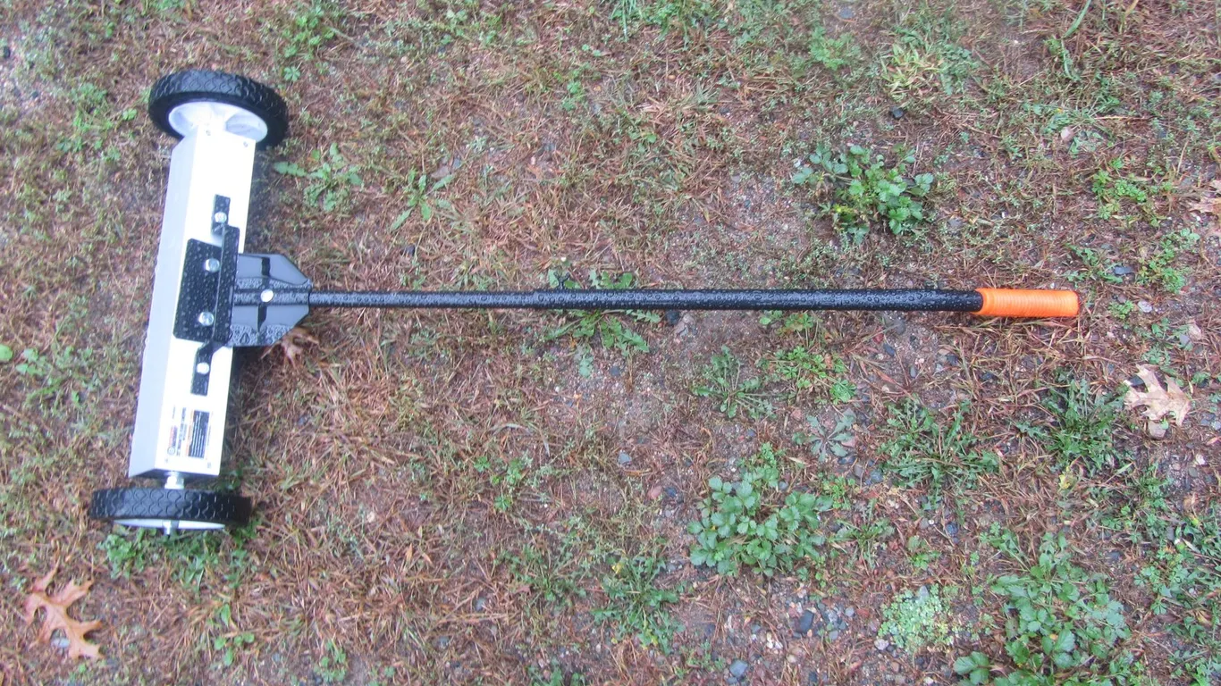 Central Machinery 22" Magnetic Floor Sweeper