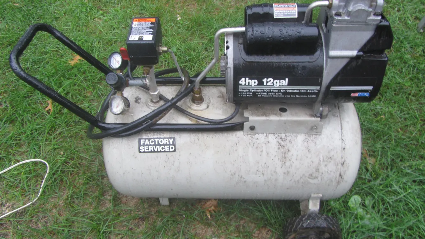 12 Gallon 125 PSI Air Compressor