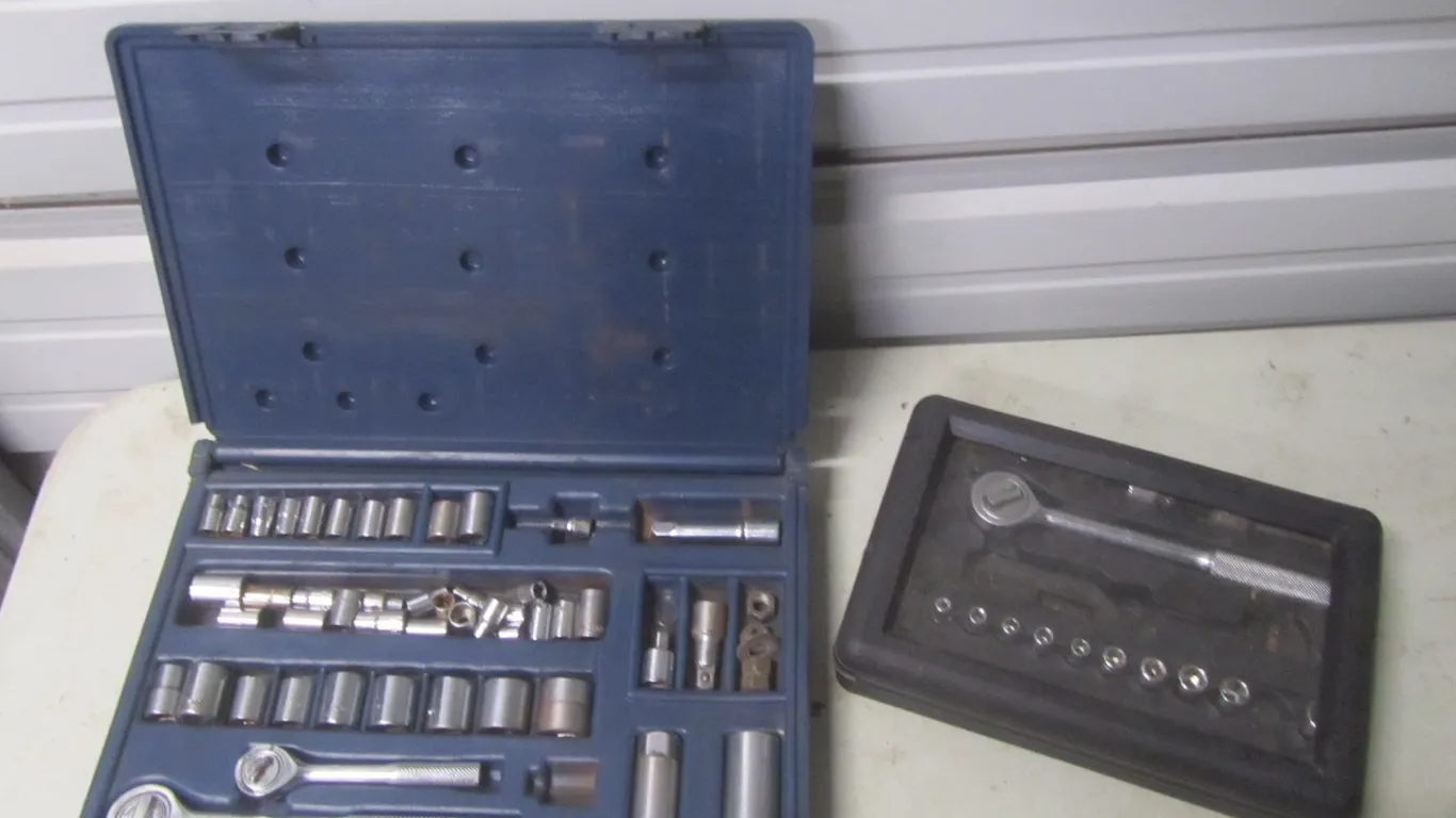 1/4" And (2) 3/8" Drive Ratchet Wrenches w/Assorted Sockets