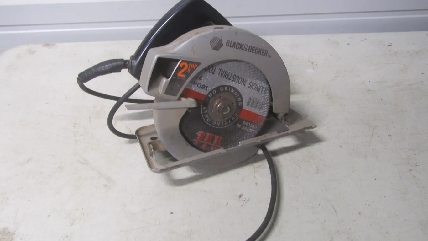 Black & Decker Electric 7-1/4" Circular Saw