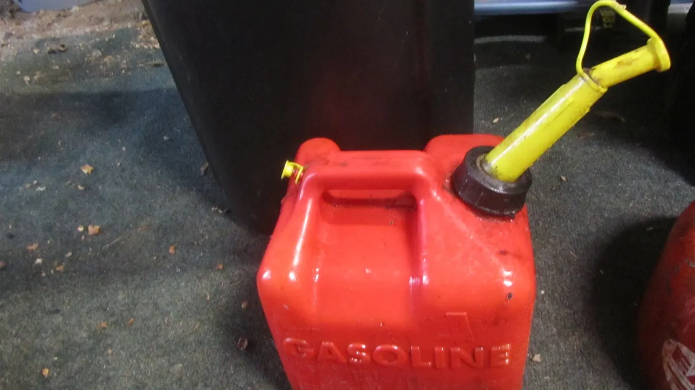 2 Gallon Gas Can w/Spout
