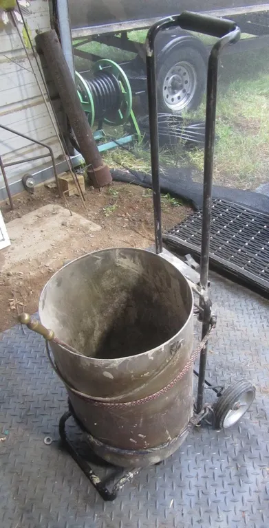 Ash Bucket w/Scoop And Caddy
