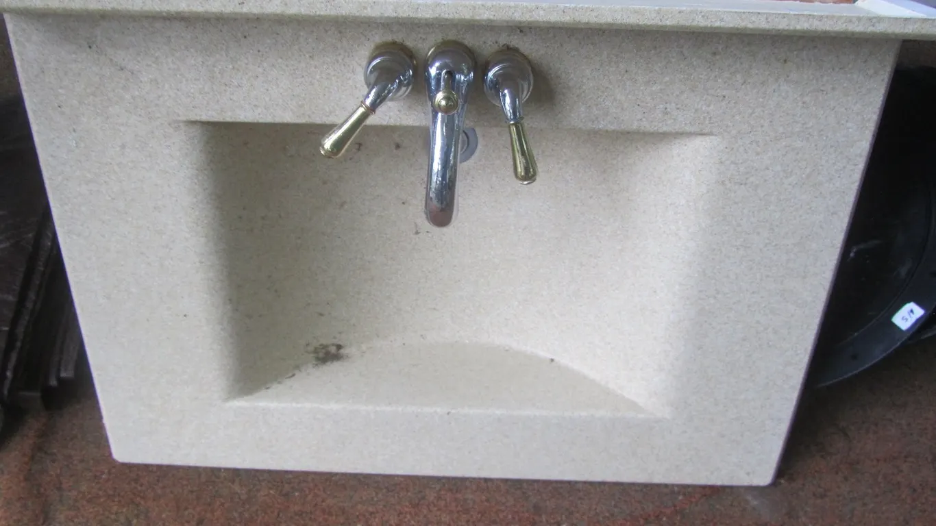 Sink Fixture w/Faucet