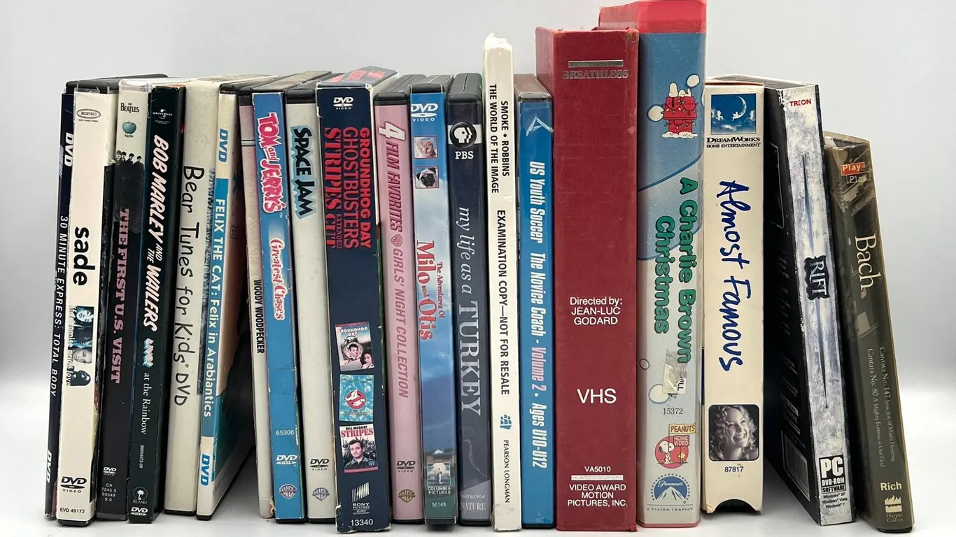 Lot DVDs & VHS: Kids, Comedy, Classics