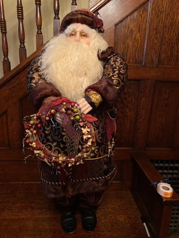 Decorative Santa Claus Figurine Holding Wreath