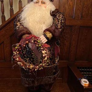 Decorative Santa Claus Figurine Holding Wreath