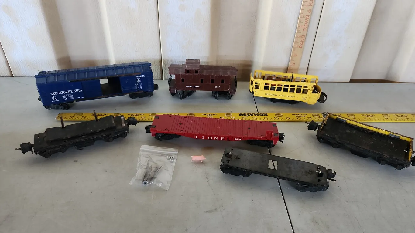 7 Vintage Lionel Train Cars