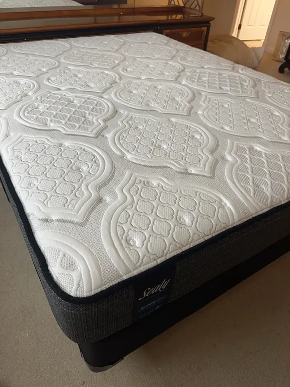 Sealy Posteurpedic Performance queen size mattress with boxspring