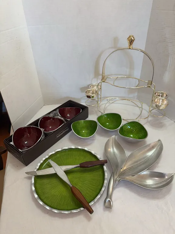 Metal serve ware