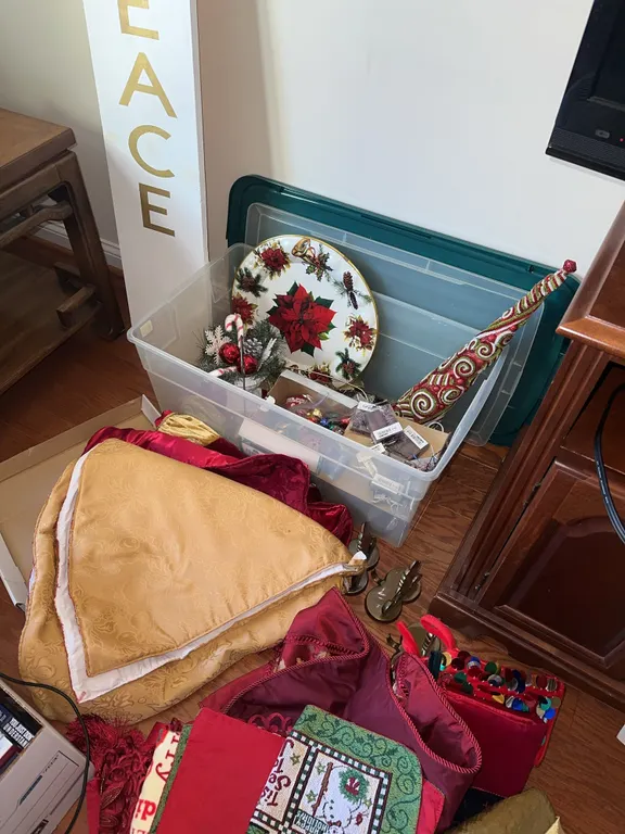 Holiday decor and linens