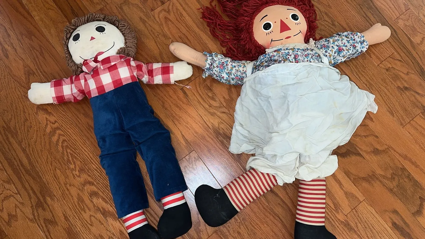 Raggedy Ann and Andy dolls