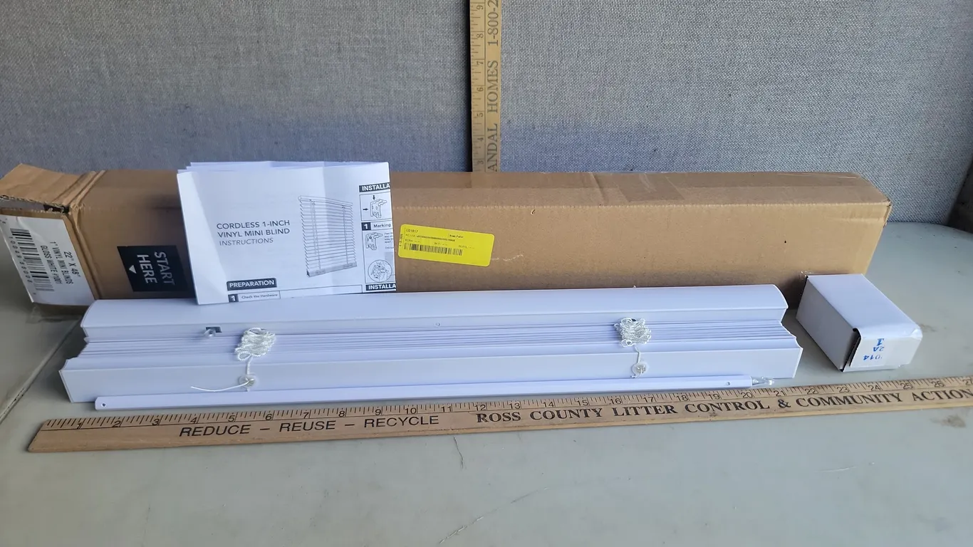 1'' Vinyl Mini Blinds Gloss White 22''X48''