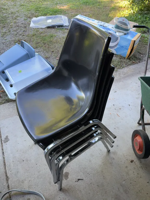 Lot of 4 plastic chairs