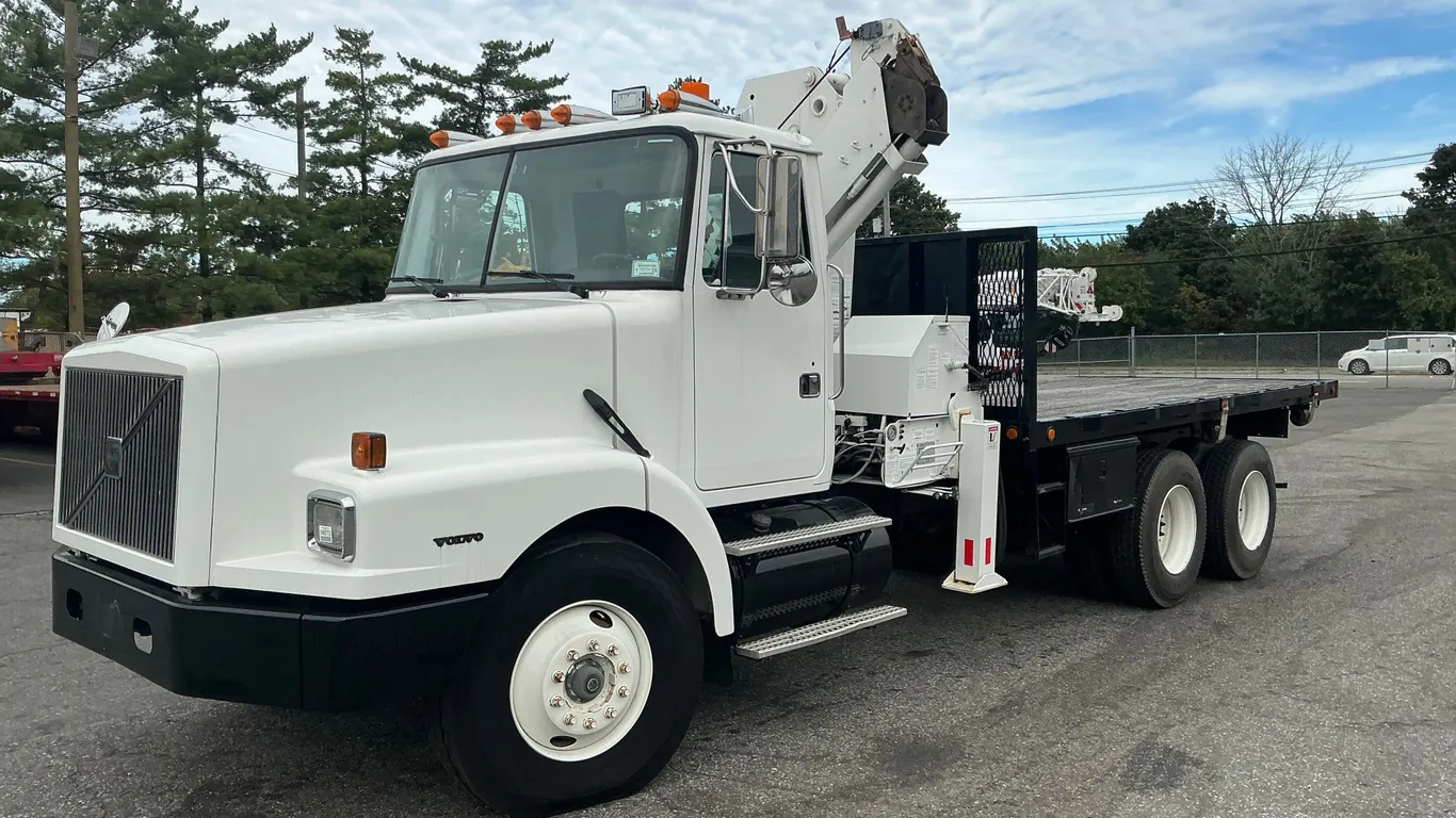 2000 NATIONAL N100 SN: 32251 7 TRUCK CRANE 2000 VOLVO TRUCK WG VIN: 4V5JC2HE5YN870526