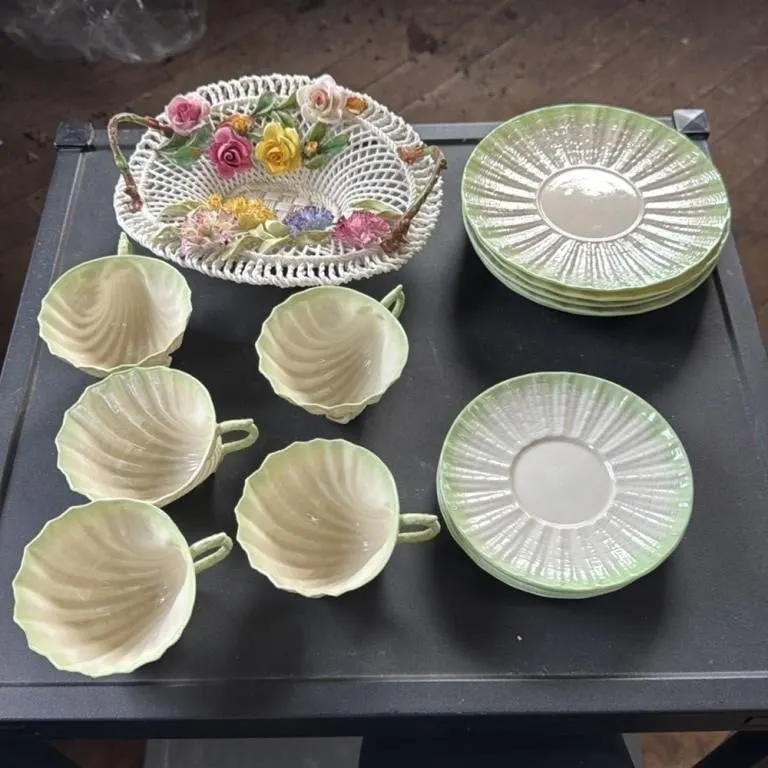 Vintage Floral Basket with 4 Cups and 4 Saucers