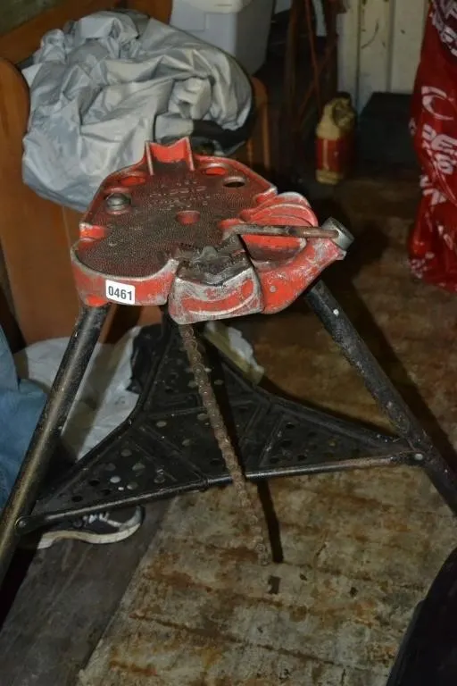 INDUSTRIAL TRIPOD PIPE VISE