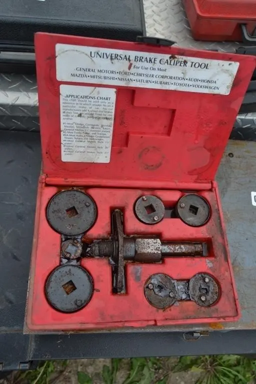 Universal brake calliper tool