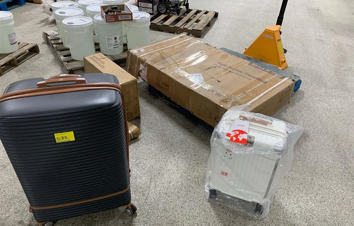 MaxKare Treadmill, Luggage & Merach Vibration Plate
UNRESERVED
