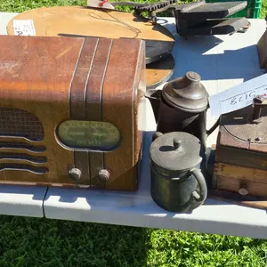 Vintage Arcadia Radio and Coffee Grinder with Mugs
 UNRESERVED
