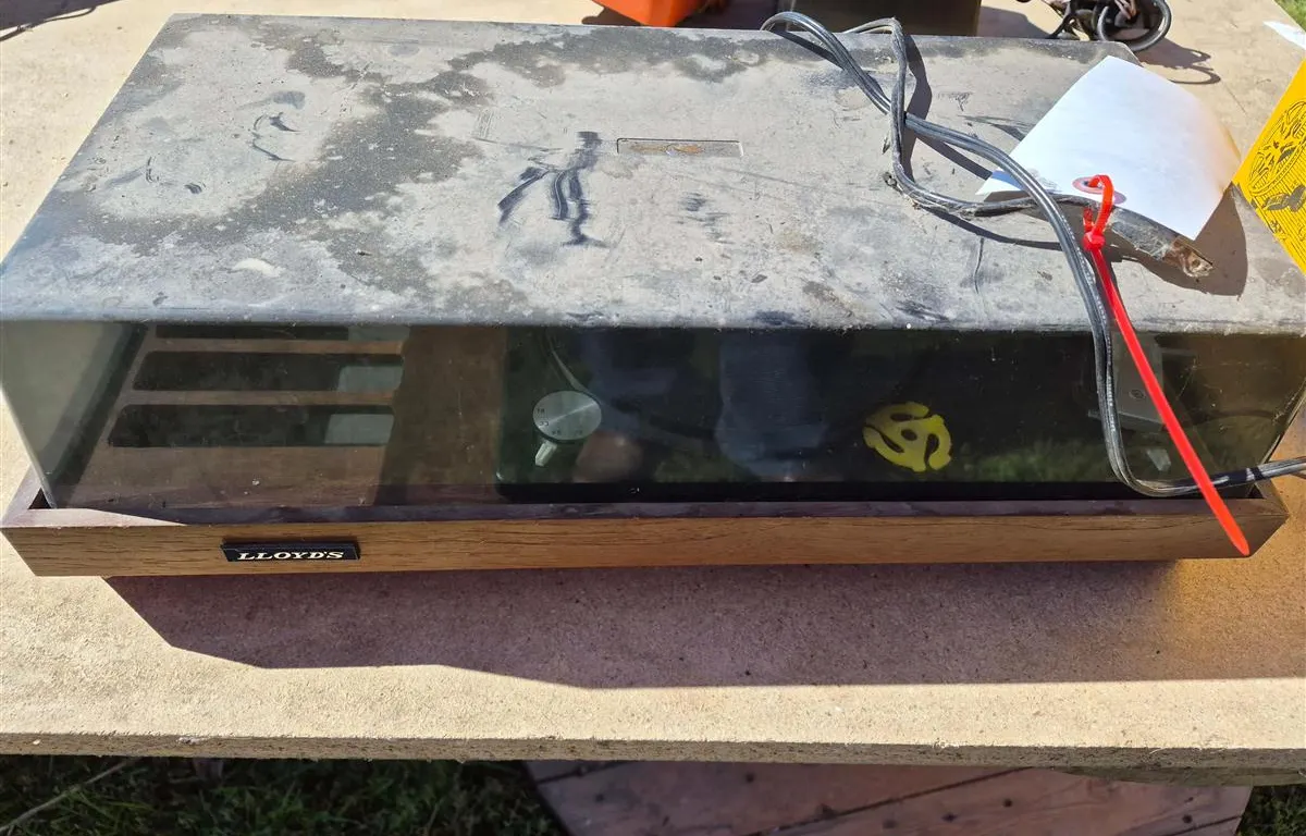 Lloyd's Record Player Console
UNRESERVED