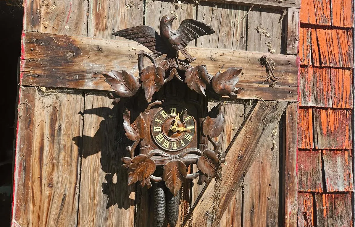Vintage Carved Cuckoo Wall Clock
UNRESERVED