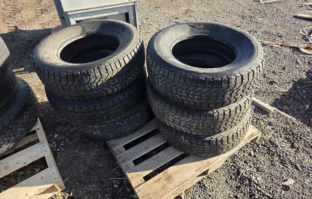 (4) Firestone Winterforce Tires & (2) Yokohama Tires
UNRESERVED