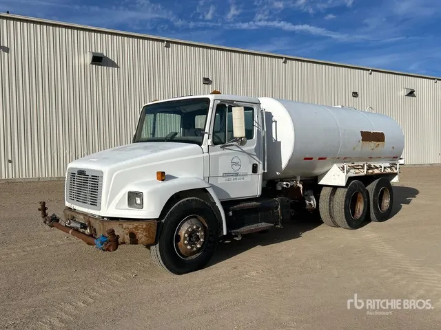 2003 Freightliner FL80 4000 gal 6x4 Water Truck