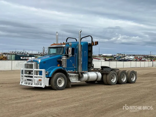 2007 Kenworth T800 8x6 Tri/A Sleeper Truck Tractor
