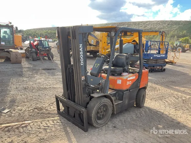 2005 Daewoo D300 3000 kg Forklift (Inoperable)