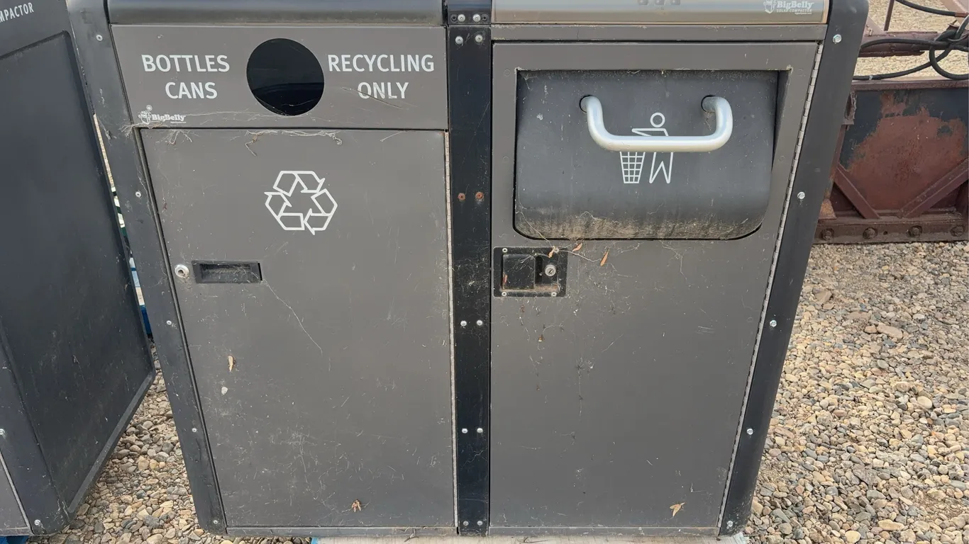 Garbage/ Recycling Bins