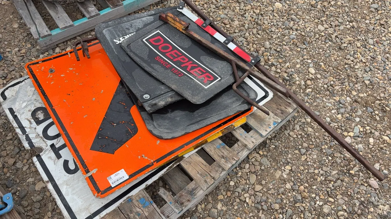 Asstorted Signs & Mudflaps