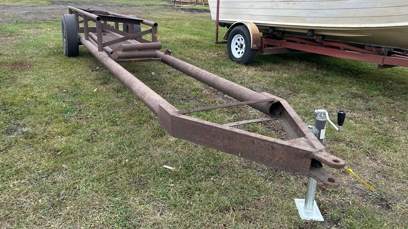 SHOP BUILT IMPLEMENT CART, S/A, LOADING RAMPS, 22FT X 30" **NO VIN**