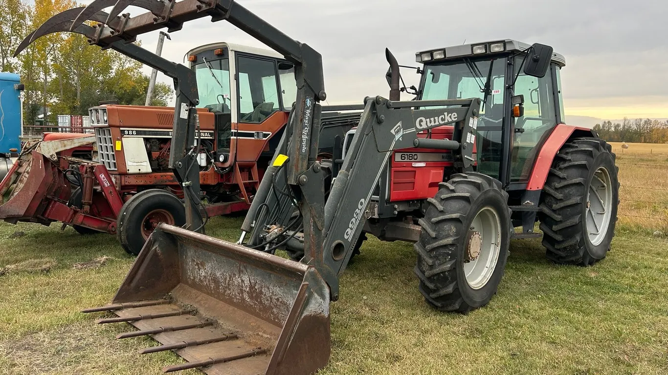 MASSEY FERGUSON 6180 FWA TRACTOR W/ QUICKE Q980 FEL AND GRAPPLE, PERKINS 6.0L DIESEL ENG., 120 HP, 32-SPEED DYNASHIFT POWERSHIFT TRANSMISSION, AC, 3-P