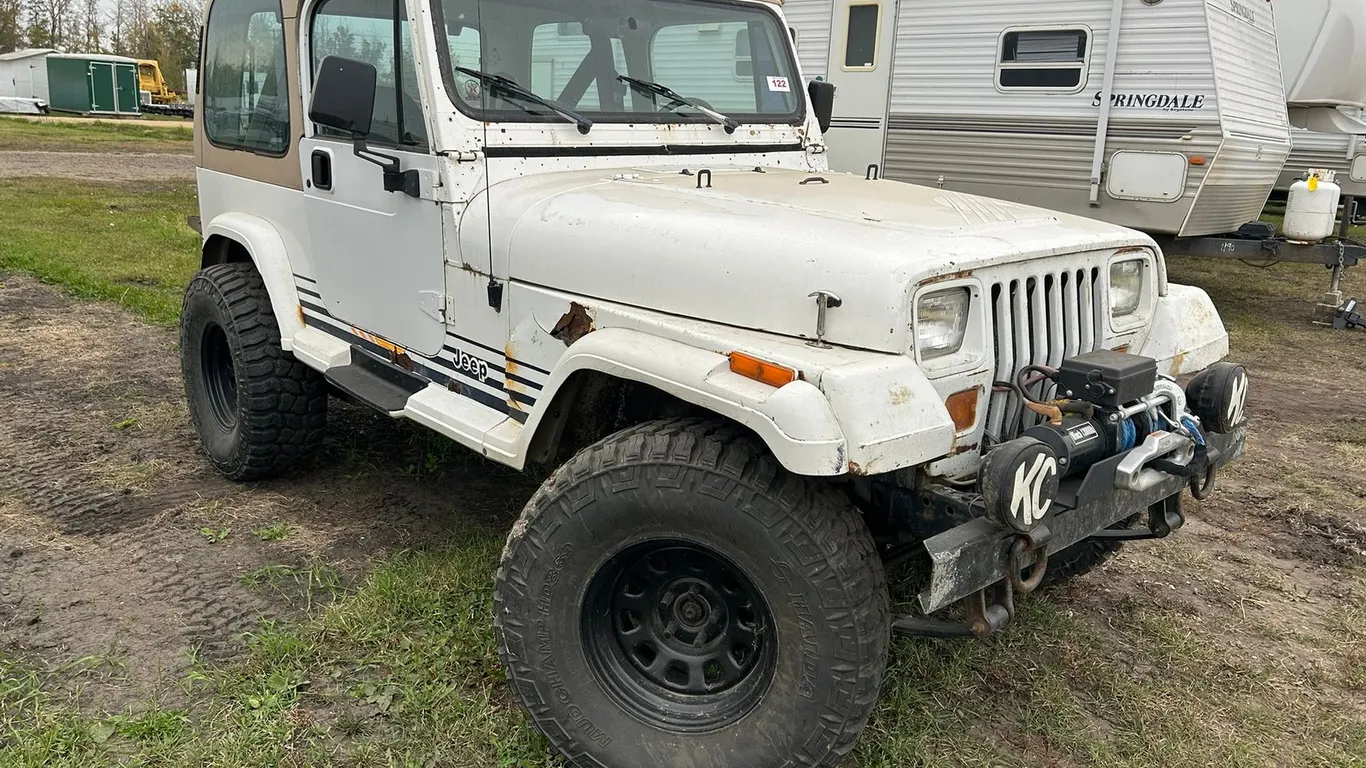 1989 JEEP YJ ISLANDER, 4X4, S/T, 4.2L INLINE 6 GAS ENG., W/ HAIDA MUDCHAMP HD869 TIRES 33X12.50R15LT 286,991 KM SHOWINGS VIN 2J4FY39T7KJ170505 **RUNNI