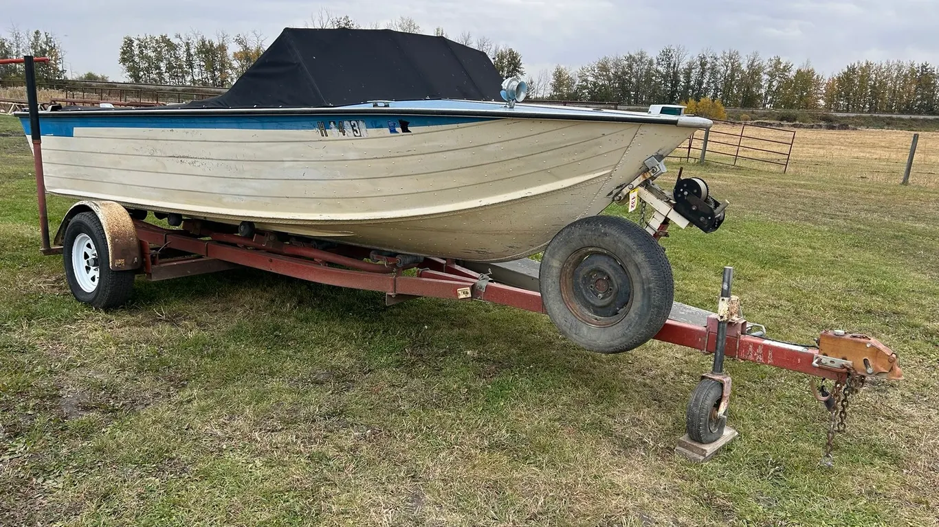 1976 STARCRAFT HOLIDAY 18 FT ALUMINUM BOAT W/ INBOARD 120HP MERCRUISER, CUSTOM COVER, MANUAL IN OFFICE **ENGINE PROFESSIONALLY REBUILT A COUPLE YEARS